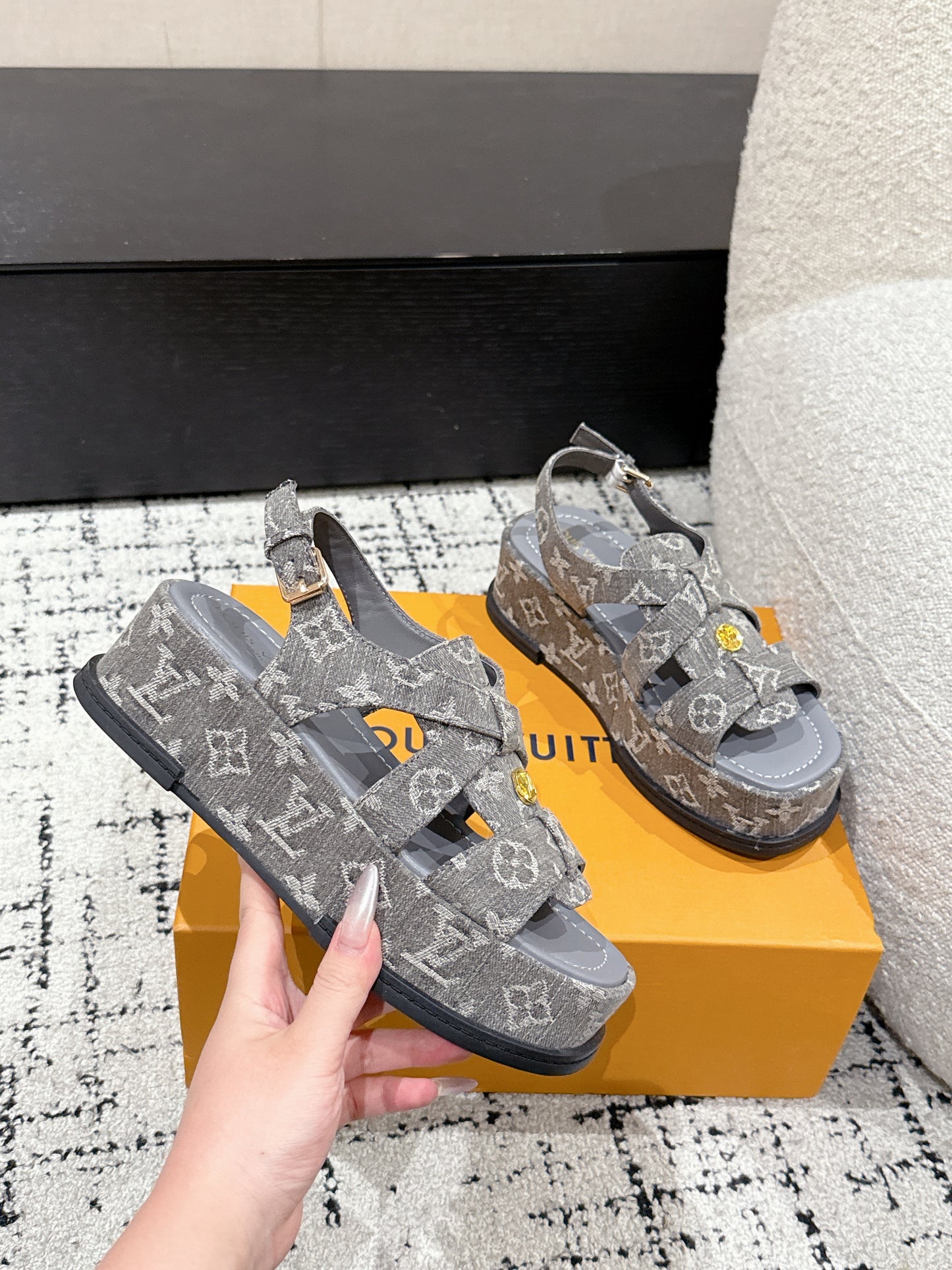 LOUIS VUIT 25/ Summer New Maya series denim square toe buckle one-strap sandals