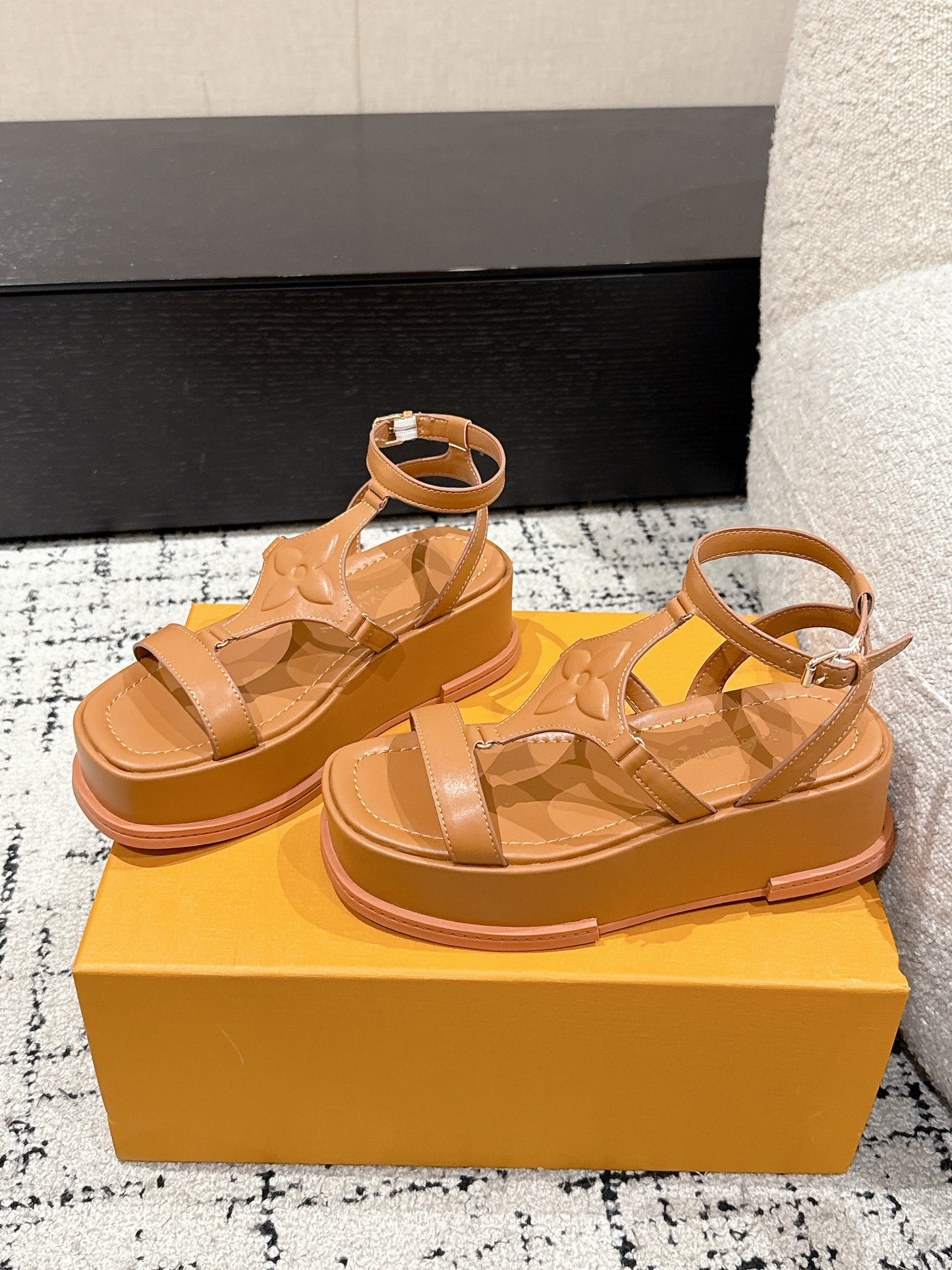 LOUIS VUIT 25/ Summer New Maya series denim square toe buckle one-strap sandals