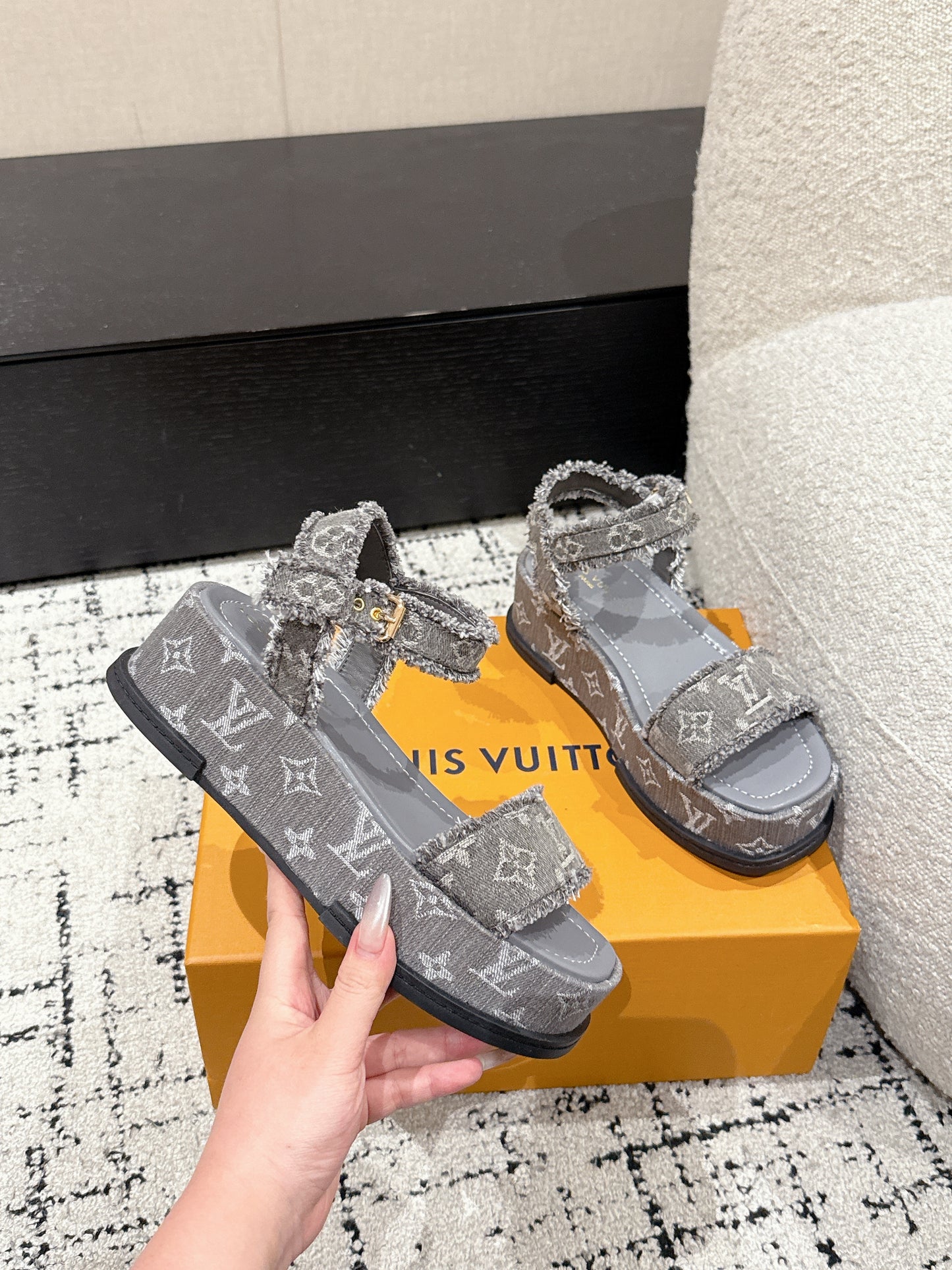 LOUIS VUIT 25/ Summer New Maya series denim square toe buckle one-strap sandals