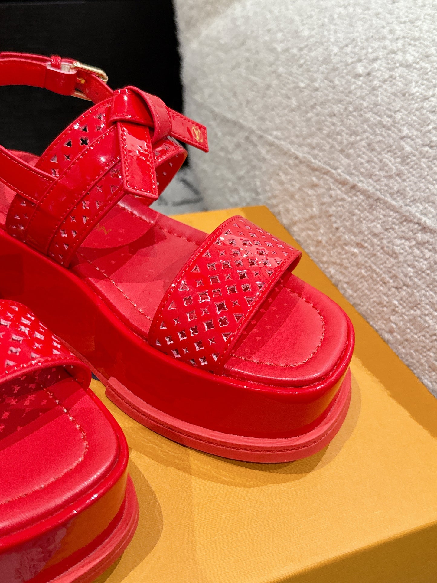 LOUIS VUIT 25/ Summer New Maya series denim square toe buckle one-strap sandals