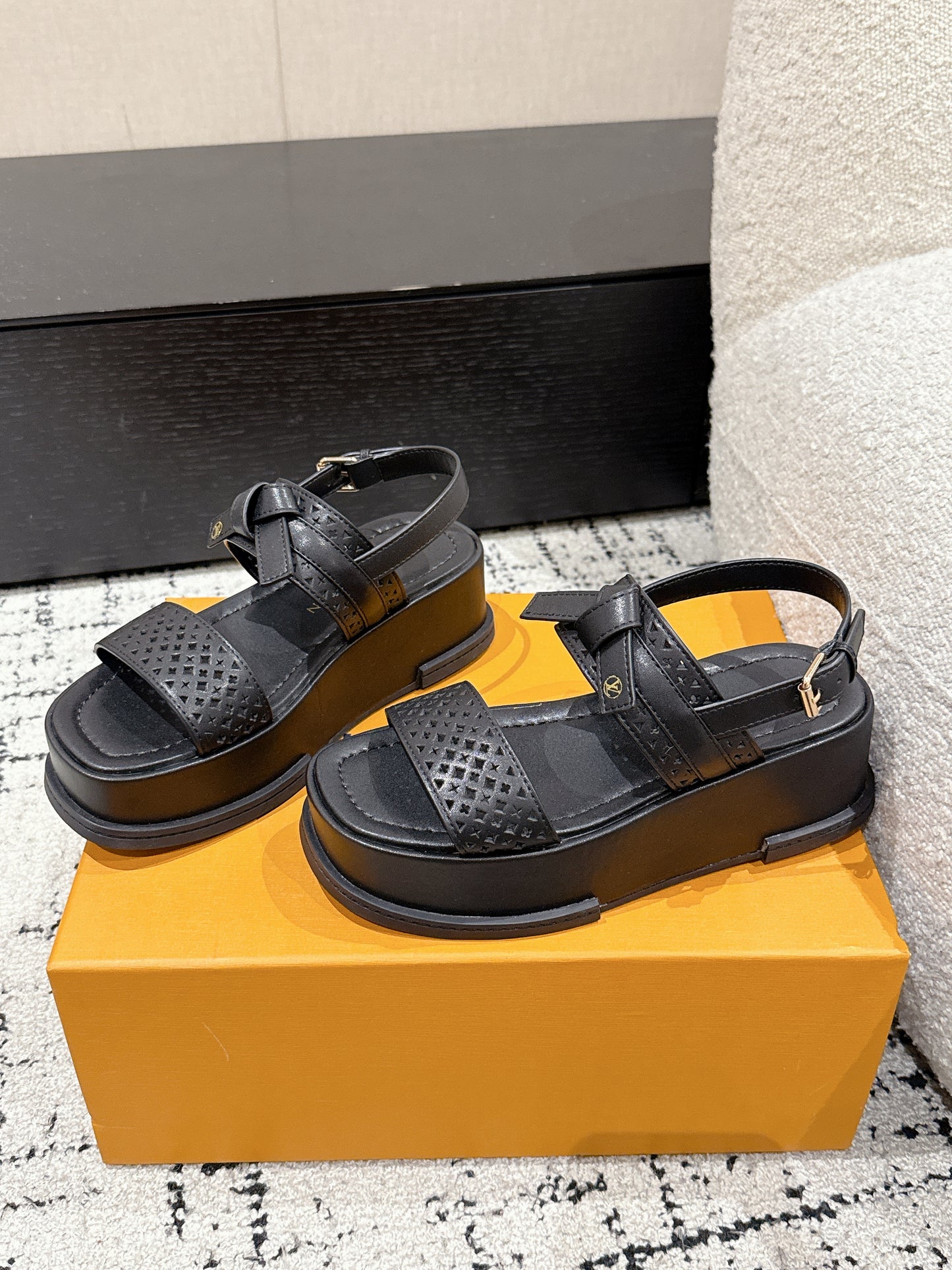 LOUIS VUIT 25/ Summer New Maya series denim square toe buckle one-strap sandals