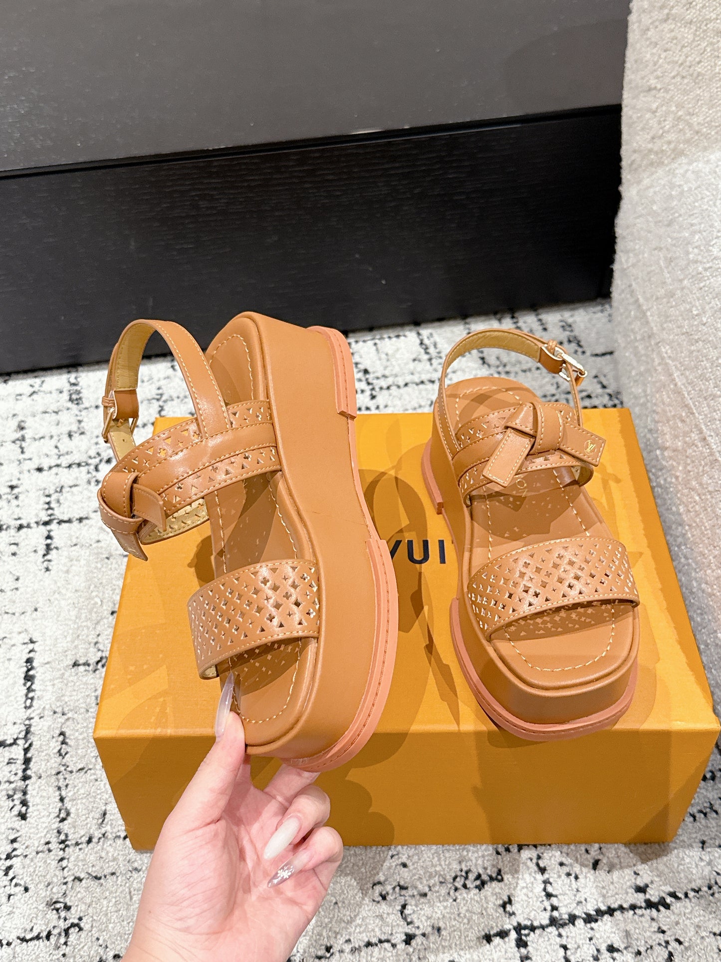 LOUIS VUIT 25/ Summer New Maya series denim square toe buckle one-strap sandals
