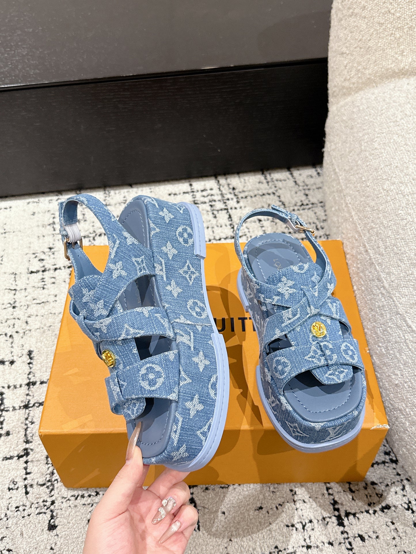 LOUIS VUIT 25/ Summer New Maya series denim square toe buckle one-strap sandals