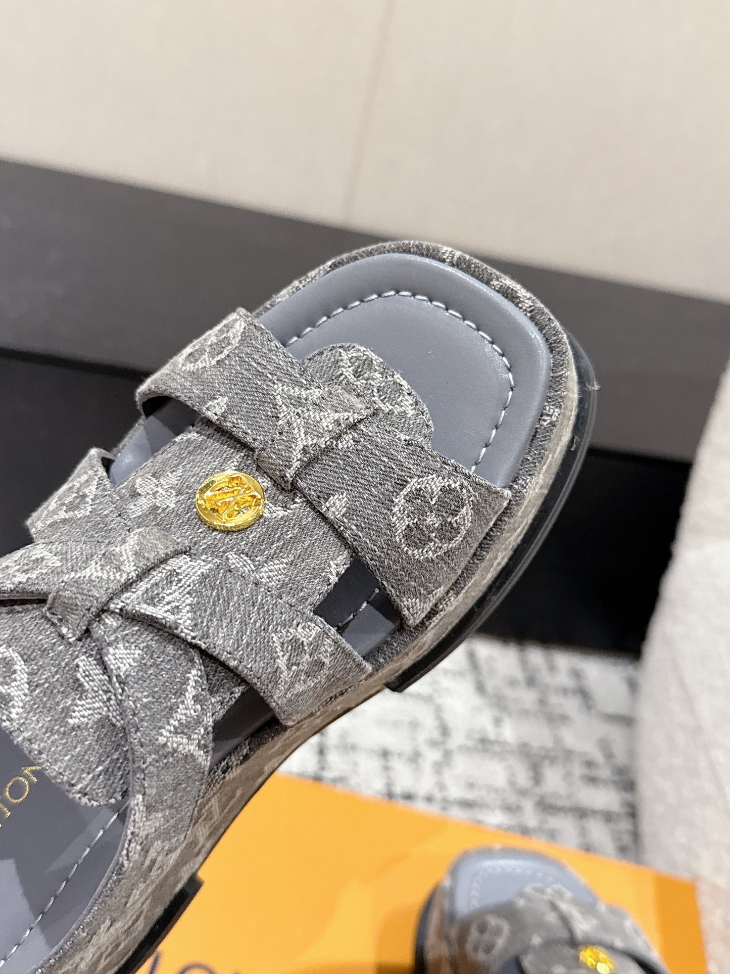 LOUIS VUIT 25/ Summer New Maya series denim square toe buckle one-strap sandals