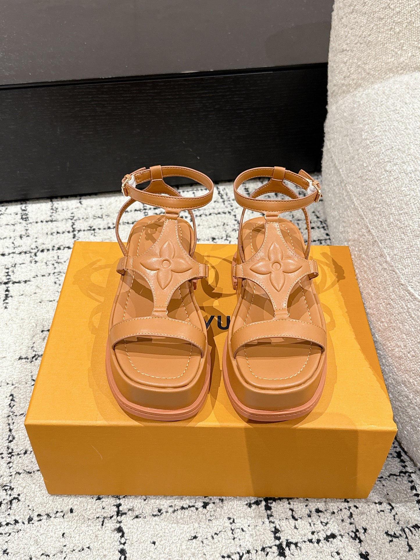 LOUIS VUIT 25/ Summer New Maya series denim square toe buckle one-strap sandals