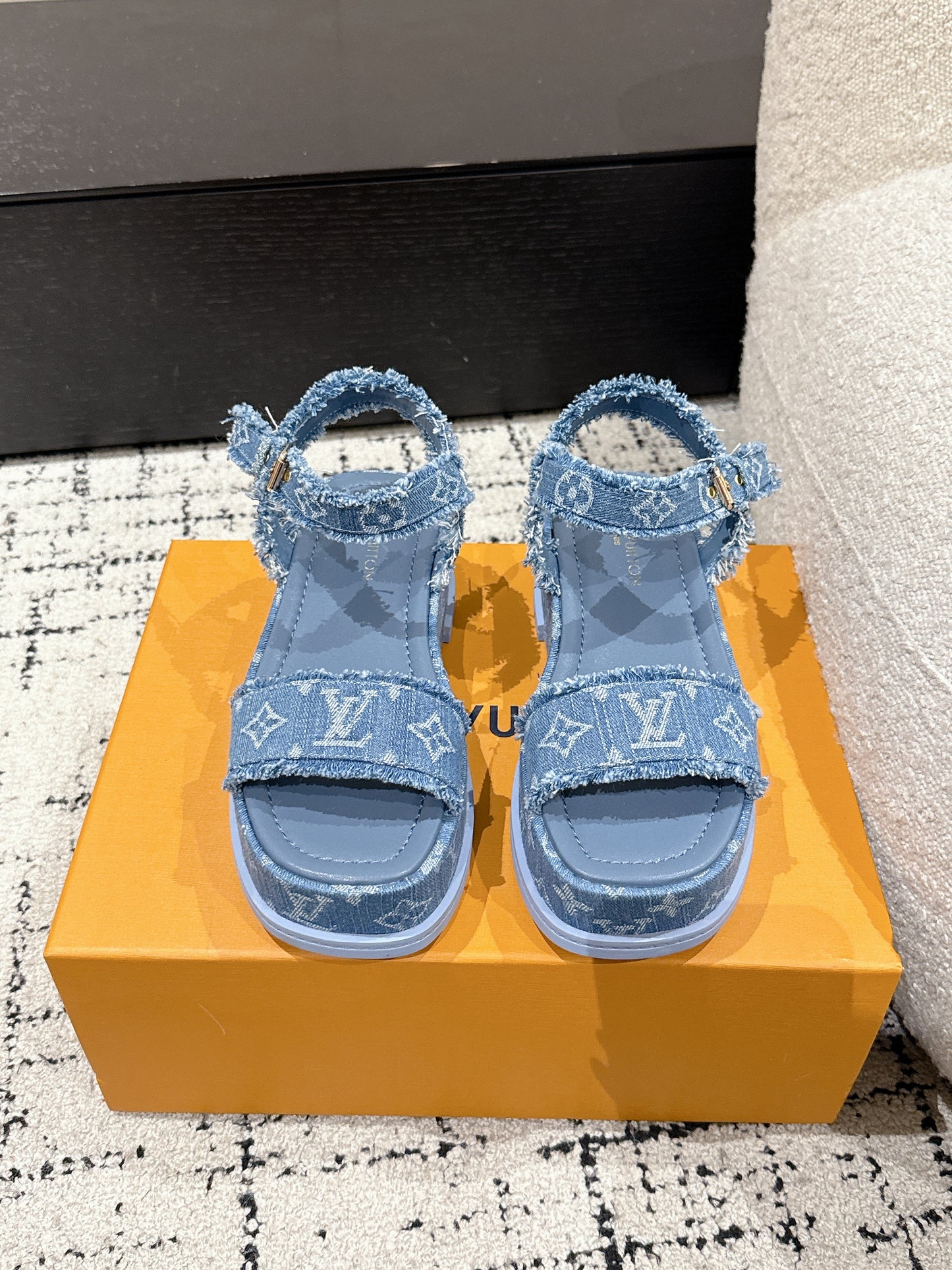 LOUIS VUIT 25/ Summer New Maya series denim square toe buckle one-strap sandals