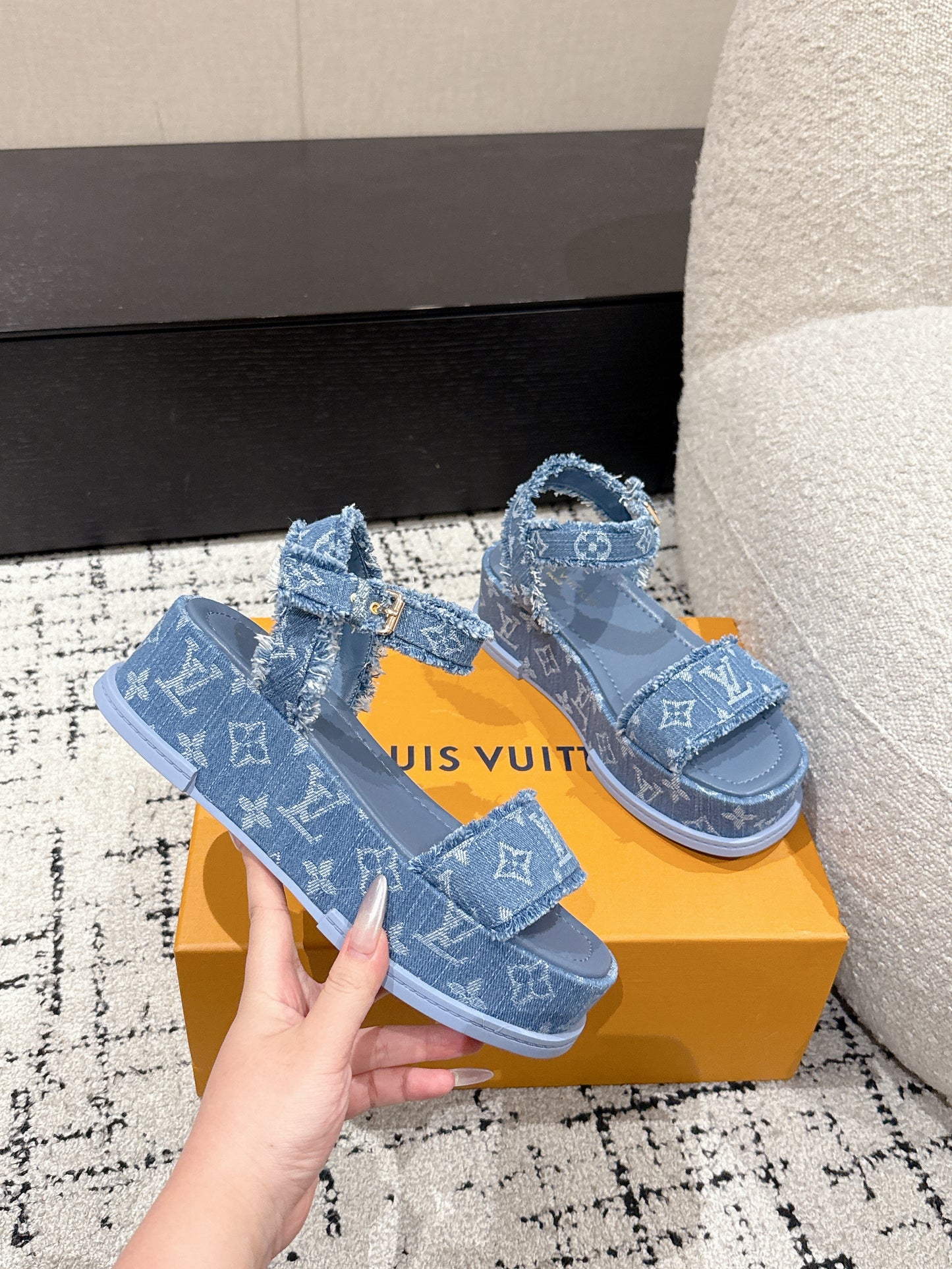 LOUIS VUIT 25/ Summer New Maya series denim square toe buckle one-strap sandals