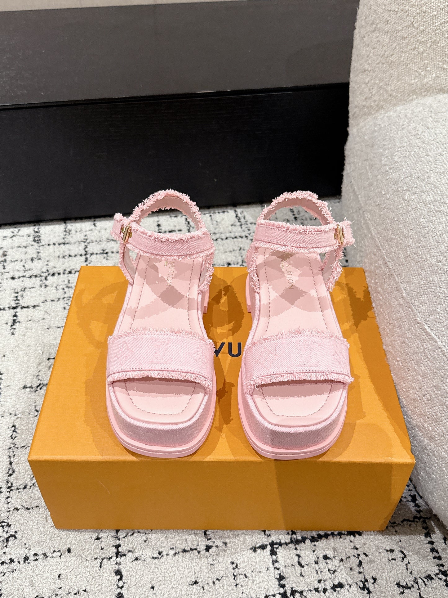 LOUIS VUIT 25/ Summer New Maya series denim square toe buckle one-strap sandals