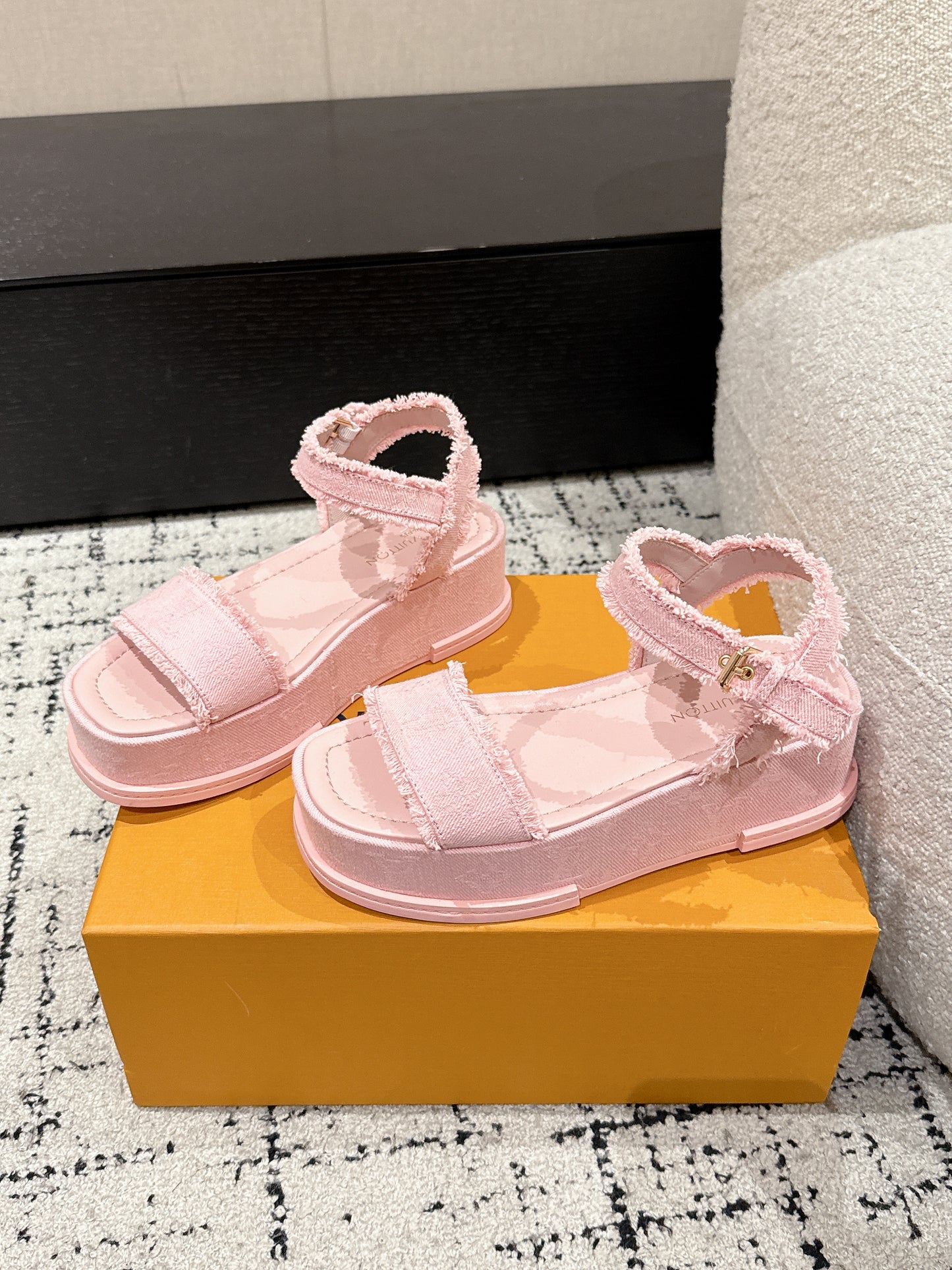 LOUIS VUIT 25/ Summer New Maya series denim square toe buckle one-strap sandals