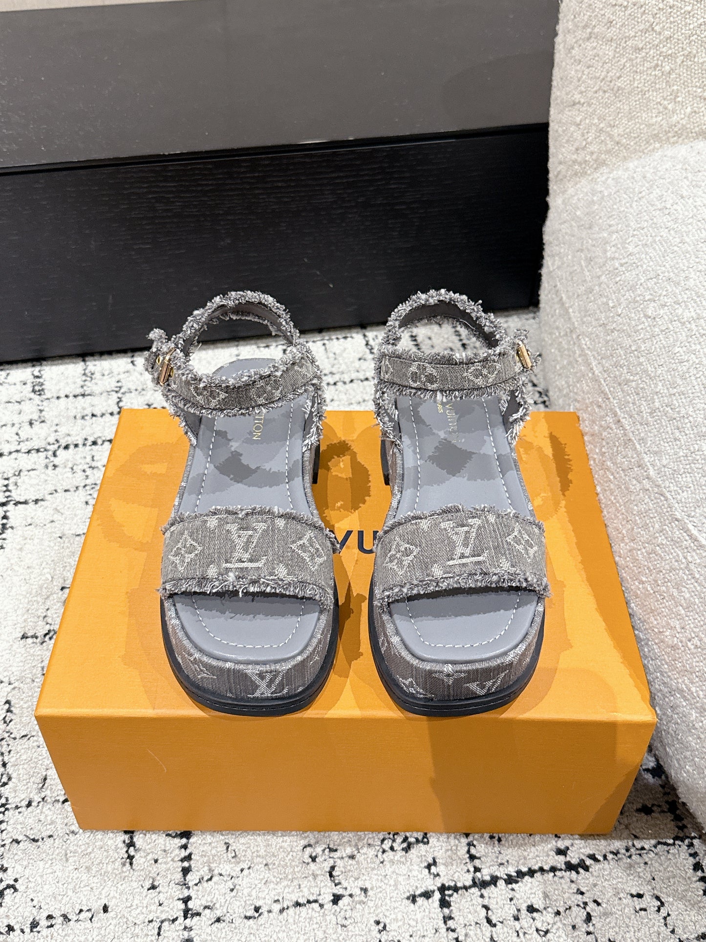 LOUIS VUIT 25/ Summer New Maya series denim square toe buckle one-strap sandals