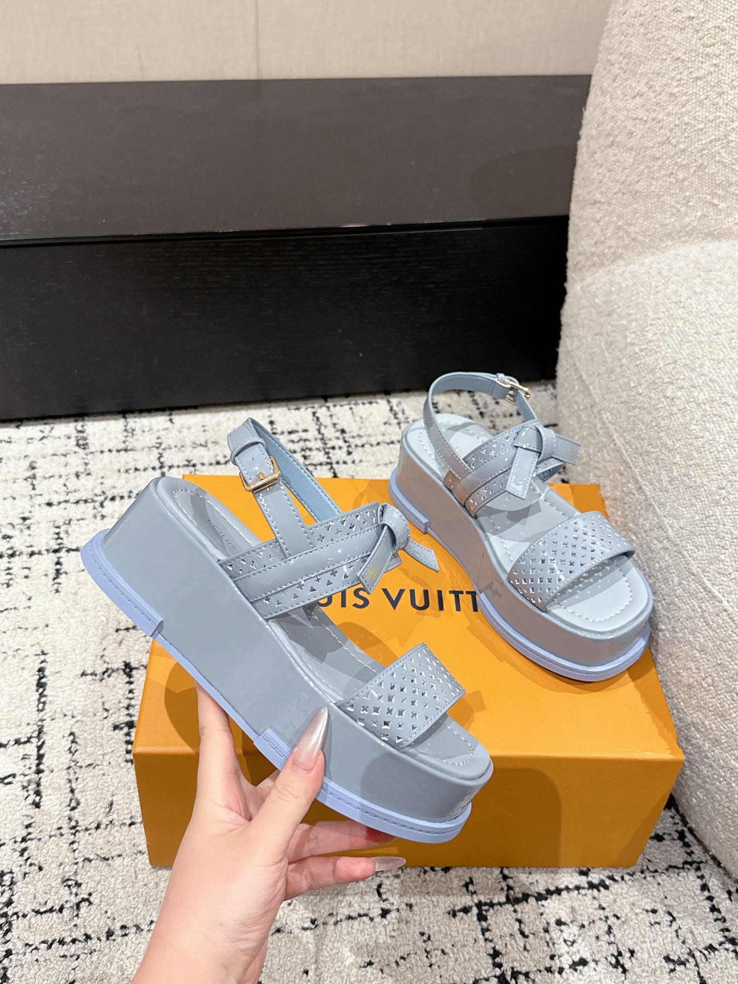 LOUIS VUIT 25/ Summer New Maya series denim square toe buckle one-strap sandals