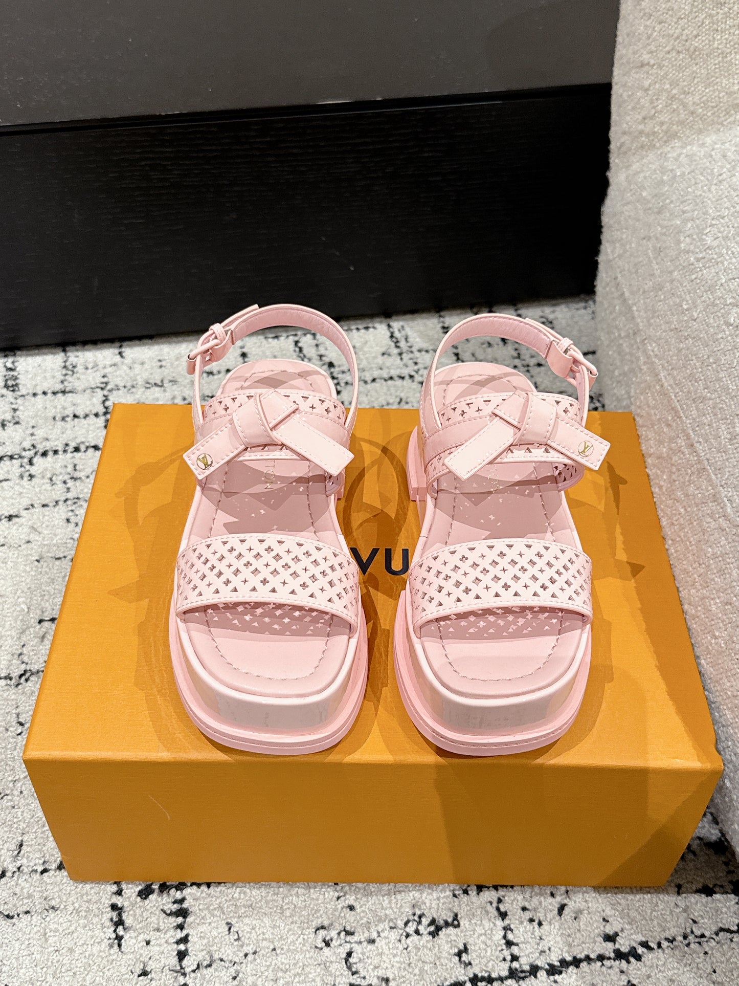 LOUIS VUIT 25/ Summer New Maya series denim square toe buckle one-strap sandals