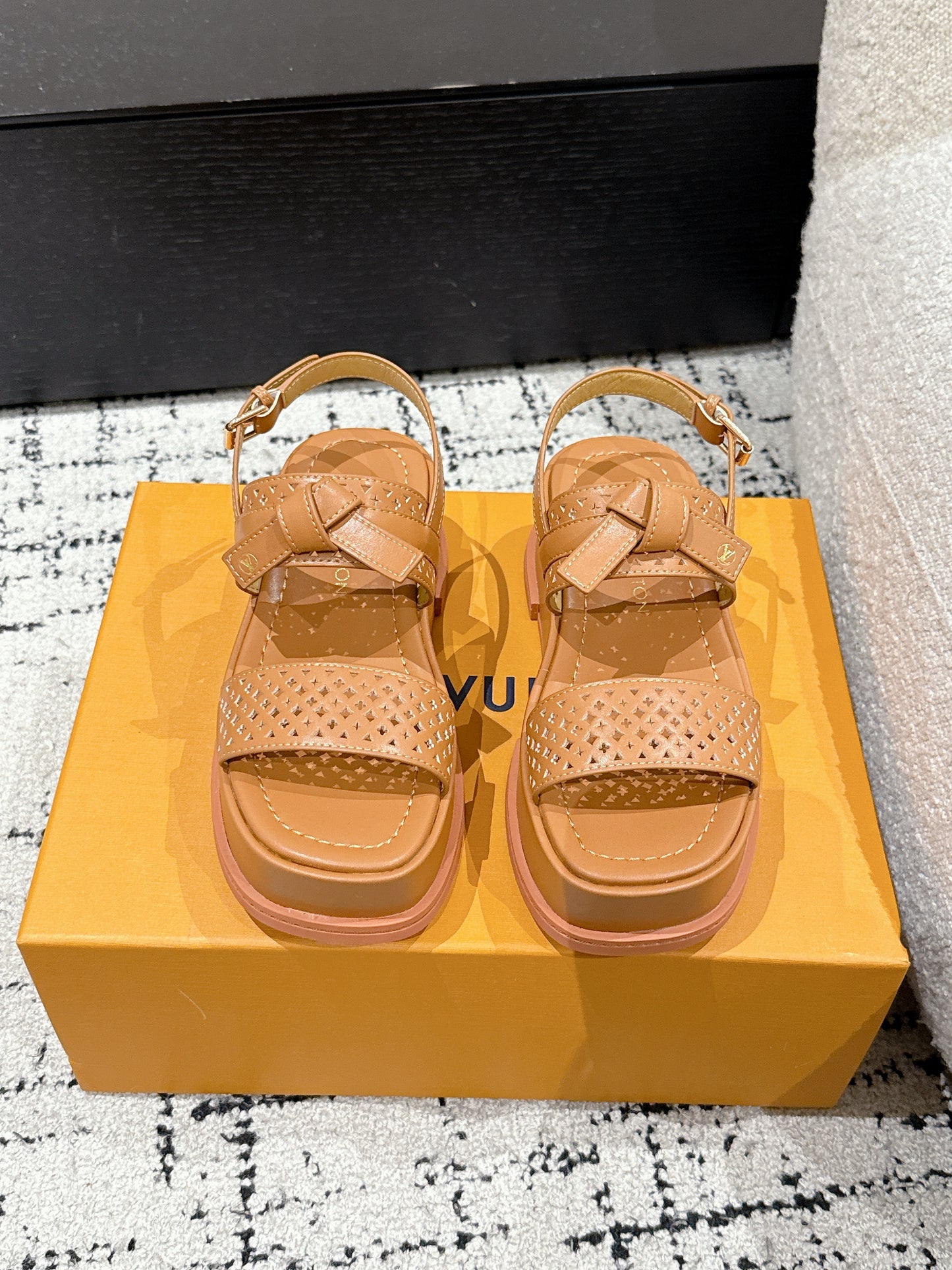 LOUIS VUIT 25/ Summer New Maya series denim square toe buckle one-strap sandals