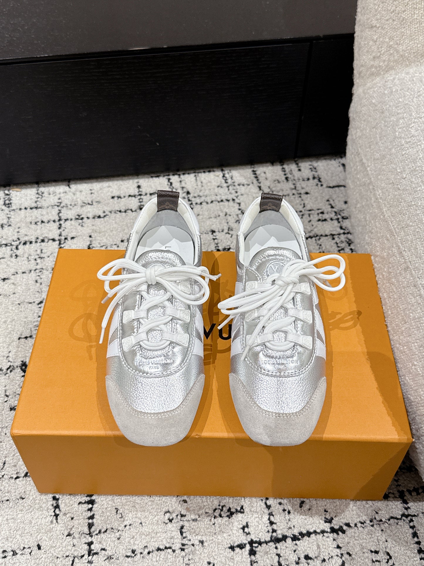 LOUIS VUIT 25/ Summer New LV Sneakerina collection Monogram canvas back strap Sacchetto process and TPU outsole upgrade for a soft wearing experience