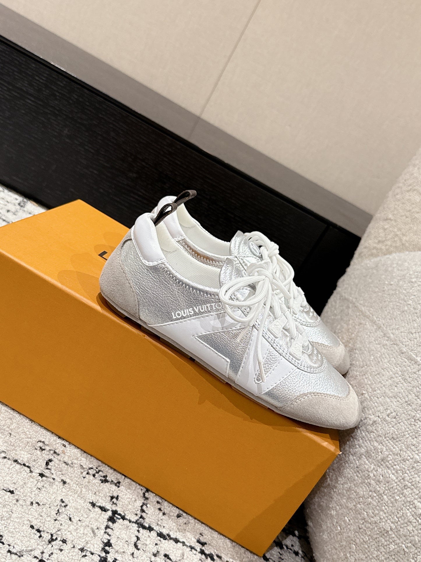 LOUIS VUIT 25/ Summer New LV Sneakerina collection Monogram canvas back strap Sacchetto process and TPU outsole upgrade for a soft wearing experience
