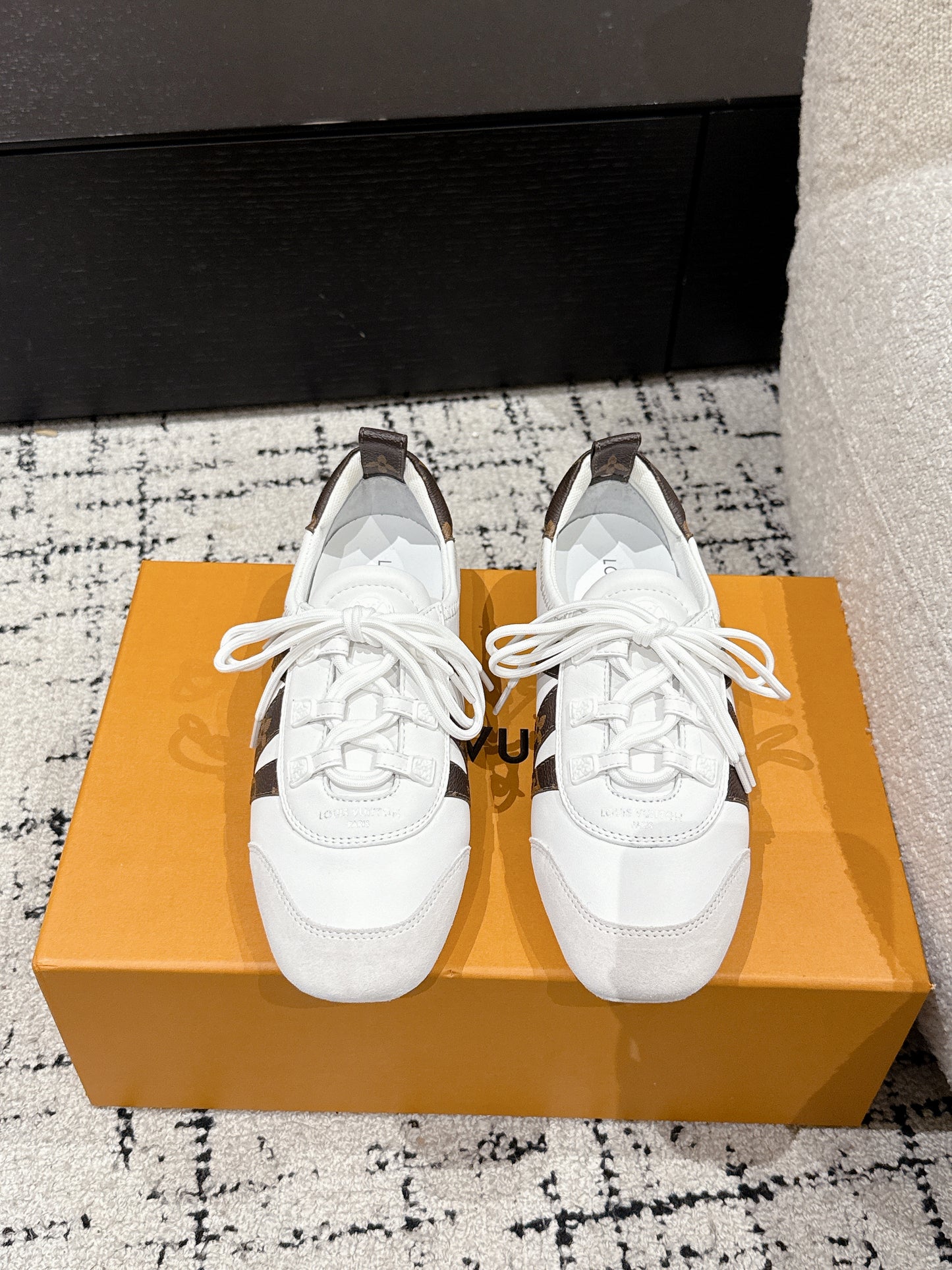 LOUIS VUIT 25/ Summer New LV Sneakerina collection Monogram canvas back strap Sacchetto process and TPU outsole upgrade for a soft wearing experience