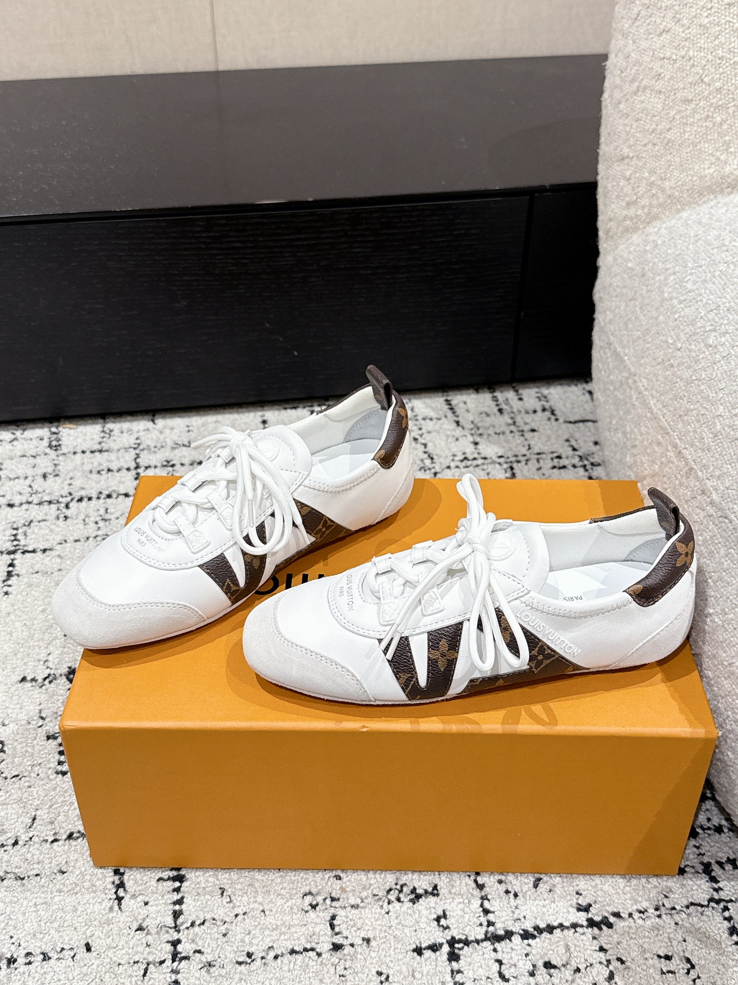 LOUIS VUIT 25/ Summer New LV Sneakerina collection Monogram canvas back strap Sacchetto process and TPU outsole upgrade for a soft wearing experience