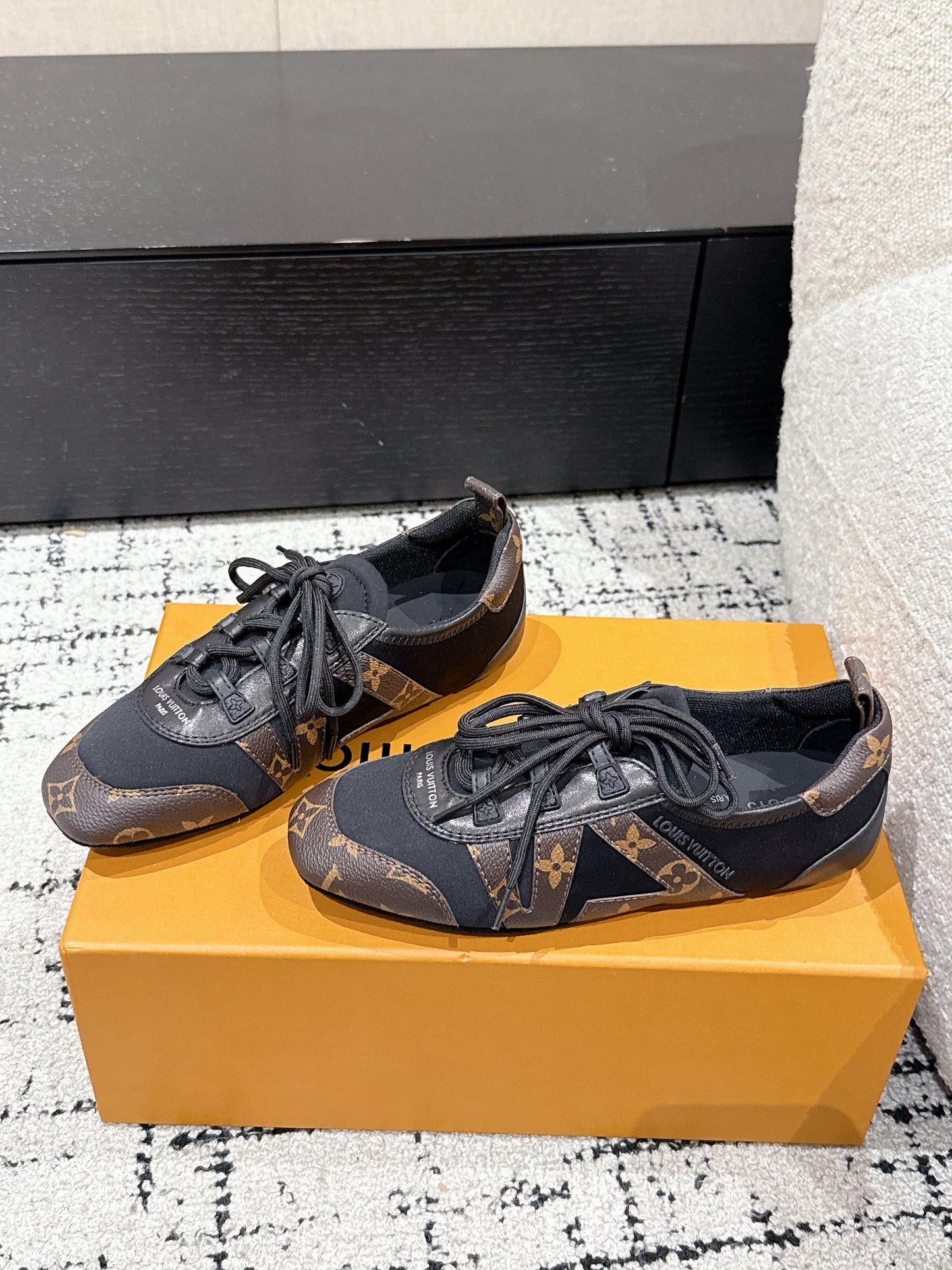 LOUIS VUIT 25/ Summer New LV Sneakerina collection Monogram canvas back strap Sacchetto process and TPU outsole upgrade for a soft wearing experience